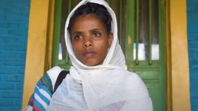 Com 26 anos, a jovem que não come e nem bebe há 16 anos desafia médicos, intriga sua aldeia, mantém saúde estável e confronta tudo que a ciência entende sobre o corpo humano