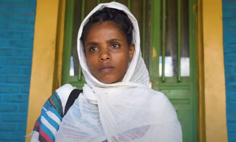 Com 26 anos, a jovem que não come e nem bebe há 16 anos desafia médicos, intriga sua aldeia, mantém saúde estável e confronta tudo que a ciência entende sobre o corpo humano