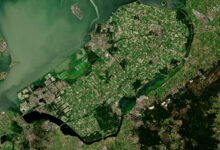 Com 970 km² e tamanho superior a Paris e Belo Horizonte combinadas, a maior ilha artificial do planeta foi construída do zero e substituiu o mar por cidades, estradas e fazendas