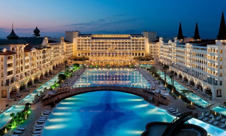 Avaliado em R$ 8,5 bilhões, o Mardan Palace é o resort mais caro da Europa, com 560 quartos, praia privada e luxo extremo.