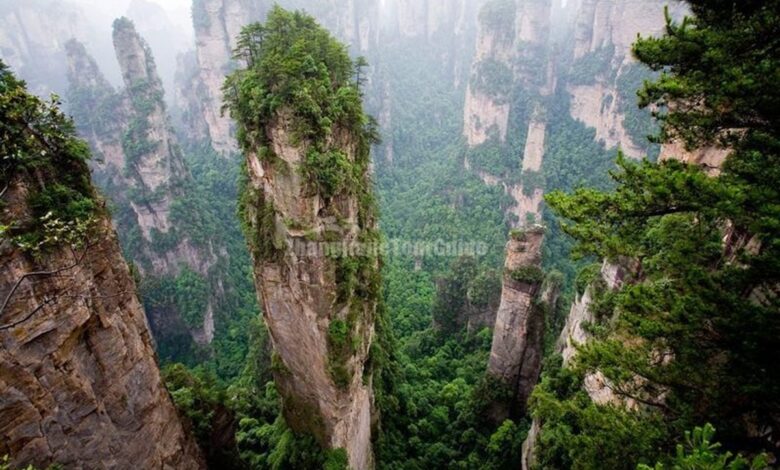 Montanha chinesa de 1.080 metros inspirou o filme Avatar e encanta turistas com formações de arenito e paisagens cobertas por nuvens