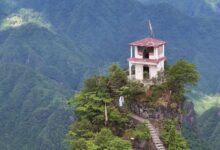 montanha na China onde uma Mulher de 90 anos mantém o templo budista do Templo Centu ativo há 17 anos.