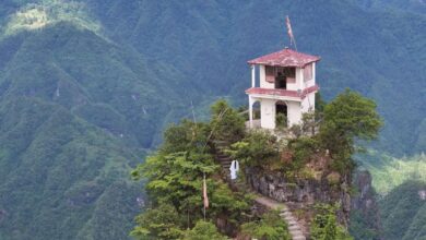 montanha na China onde uma Mulher de 90 anos mantém o templo budista do Templo Centu ativo há 17 anos.