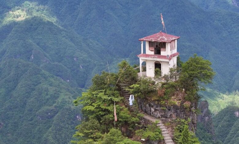 montanha na China onde uma Mulher de 90 anos mantém o templo budista do Templo Centu ativo há 17 anos.
