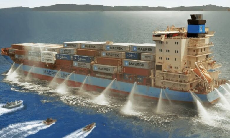 Como navios cargueiros usam canhões de água e defesa sem armas para enfrentar piratas somalis e rebeldes Houthis no Mar Vermelho sem depender só de escoltas