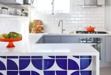 Placas de pedra sinterizada ganham força e prometem substituir azulejos nas cozinhas em 2026, com visual contínuo, resistência e baixa manutenção.