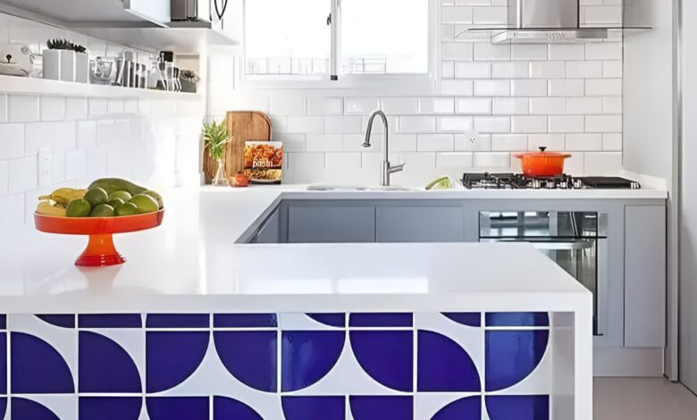 Placas de pedra sinterizada ganham força e prometem substituir azulejos nas cozinhas em 2026, com visual contínuo, resistência e baixa manutenção.