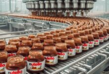 Nutella combina avelãs selecionadas, cacau africano e óleo de palma refinado em uma receita controlada globalmente, unindo tradição, tecnologia e qualidade.