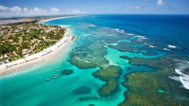 Descubra o paraíso brasileiro de Porto de Galinhas, no litoral de Ipojuca, onde o mar forma piscinas naturais cinematográficas, com praias como Muro Alto e uma faixa de costa que coloca o Nordeste de vez no mapa dos grandes destinos do Brasil.