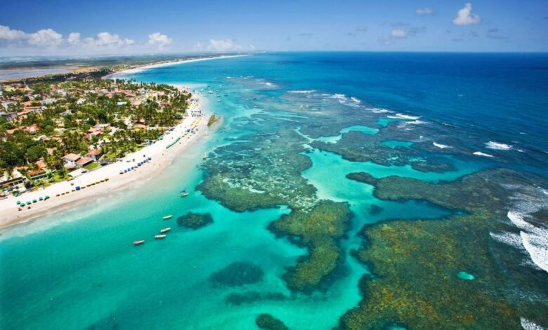 Descubra o paraíso brasileiro de Porto de Galinhas, no litoral de Ipojuca, onde o mar forma piscinas naturais cinematográficas, com praias como Muro Alto e uma faixa de costa que coloca o Nordeste de vez no mapa dos grandes destinos do Brasil.