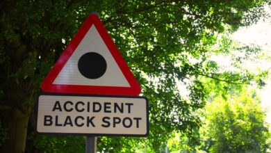 Você já viu uma placa de trânsito triangular, branca, com um círculo preto no centro? Saiba o que ela significa, porque não existe no Brasil e o que motoristas devem aprender com esse alerta.