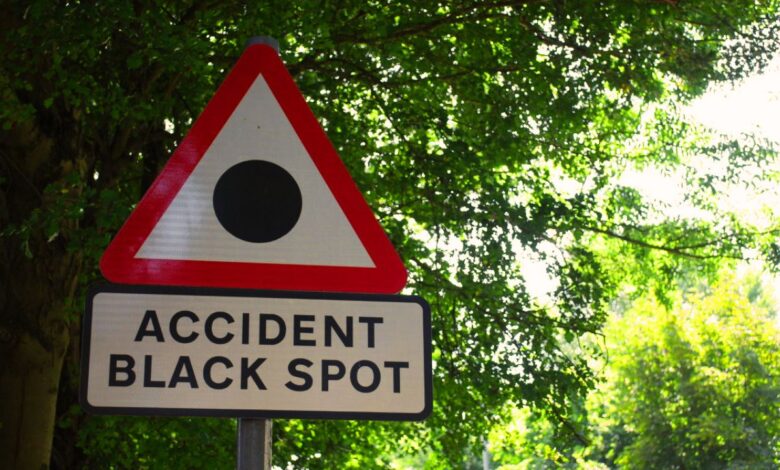 Você já viu uma placa de trânsito triangular, branca, com um círculo preto no centro? Saiba o que ela significa, porque não existe no Brasil e o que motoristas devem aprender com esse alerta.