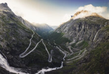 Com inclinação de 10%, 11 curvas fechadas e um trecho de 4,7 km despencando montanha abaixo, a rodovia construída sobre um penhasco na Noruega se tornou uma das descidas mais impressionantes e desafiadoras do mundo