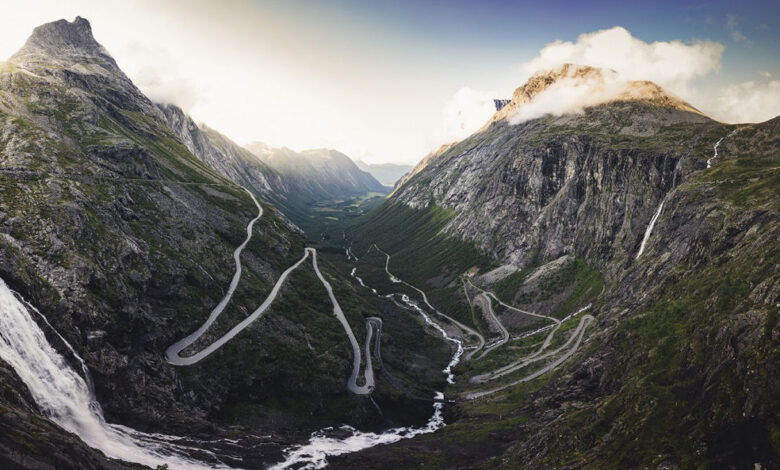 Com inclinação de 10%, 11 curvas fechadas e um trecho de 4,7 km despencando montanha abaixo, a rodovia construída sobre um penhasco na Noruega se tornou uma das descidas mais impressionantes e desafiadoras do mundo