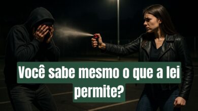 Mulher segurando spray de pimenta em estacionamento à noite, refletindo sobre legalidade e autodefesa.