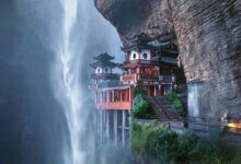 Descubra o templo escondido na montanha em Fujian: o Lingtong, erguido sobre um penhasco, símbolo da engenhosidade chinesa e da harmonia espiritual.