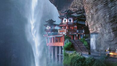 Descubra o templo escondido na montanha em Fujian: o Lingtong, erguido sobre um penhasco, símbolo da engenhosidade chinesa e da harmonia espiritual.
