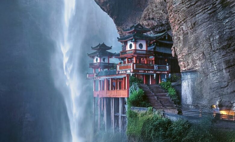 Descubra o templo escondido na montanha em Fujian: o Lingtong, erguido sobre um penhasco, símbolo da engenhosidade chinesa e da harmonia espiritual.