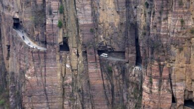 Escavado à mão por 13 moradores em apenas 5 anos, o túnel de 1.200 metros que atravessa o interior de uma montanha a 1.700 metros de altitude desafia a gravidade com
