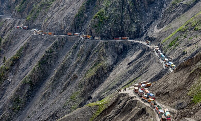 Com 3.528 metros de altitude, nevascas constantes e precipícios que despencam por centenas de metros, Zoji La, a estrada de alta montanha considerada uma das mais perigosas do mundo desafia motoristas em um dos trajetos mais extremos do planeta
