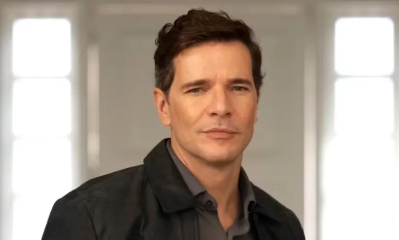 Daniel de Oliveira caracterizado como Alaorzinho. Foto: Manoella Mello/Globo