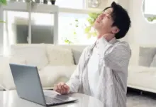 Estalar o corpo faz mal? Entenda quando o hábito merece atenção