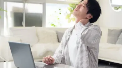 Estalar o corpo faz mal? Entenda quando o hábito merece atenção