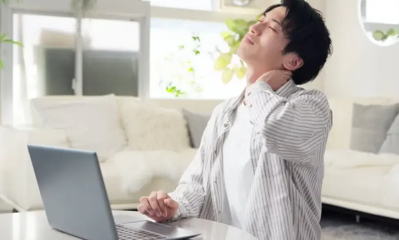 Estalar o corpo faz mal? Entenda quando o hábito merece atenção