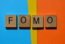 FOMO: conheça as causas e os sintomas da síndrome relacionada ao medo de perder algo