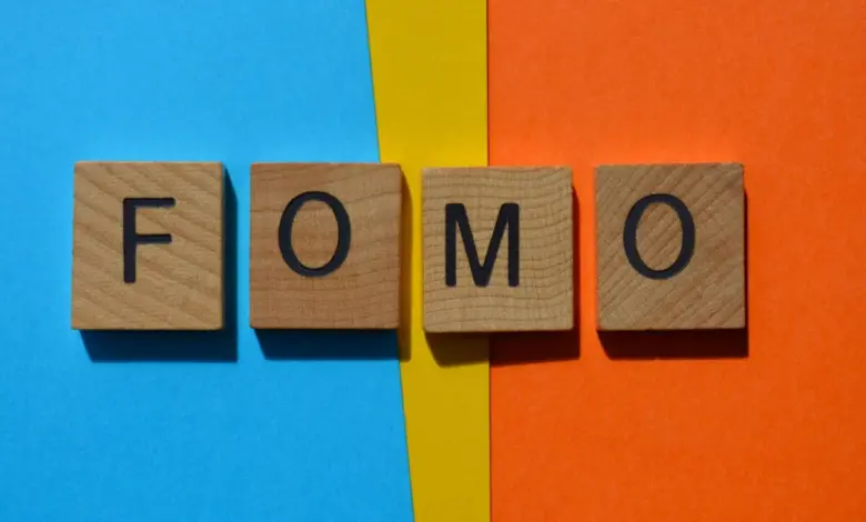 FOMO: conheça as causas e os sintomas da síndrome relacionada ao medo de perder algo