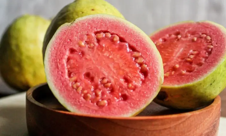 Goiaba: 8 benefícios da fruta para a saúde