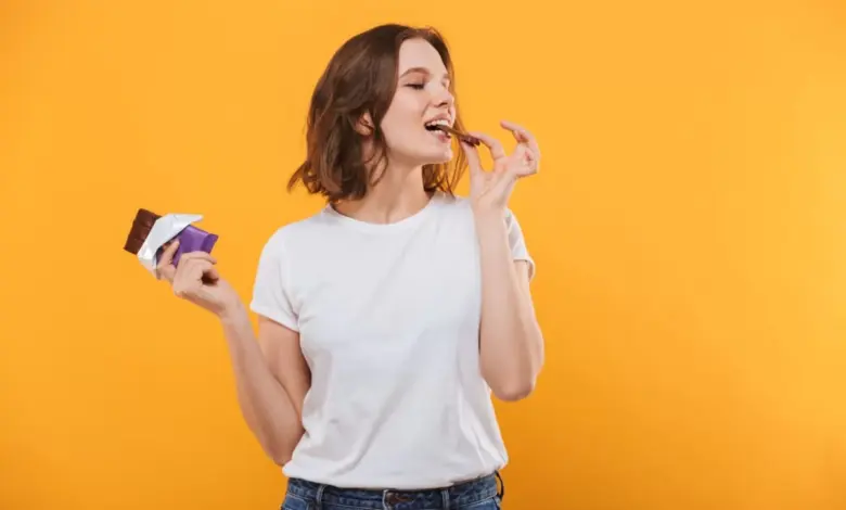 mulher-comendo-chocolate.jpg