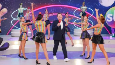 Luiz Ricardo comanda o Viva a Noite. Foto: Divulga&ccedil;&atilde;o/SBT