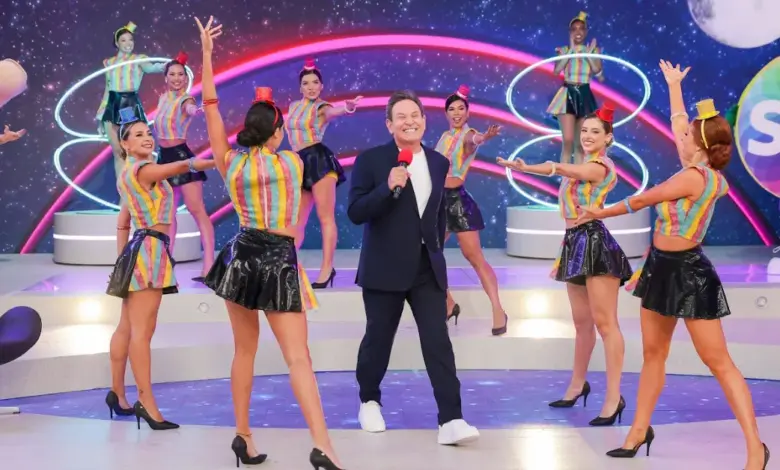 Luiz Ricardo comanda o Viva a Noite. Foto: Divulga&ccedil;&atilde;o/SBT