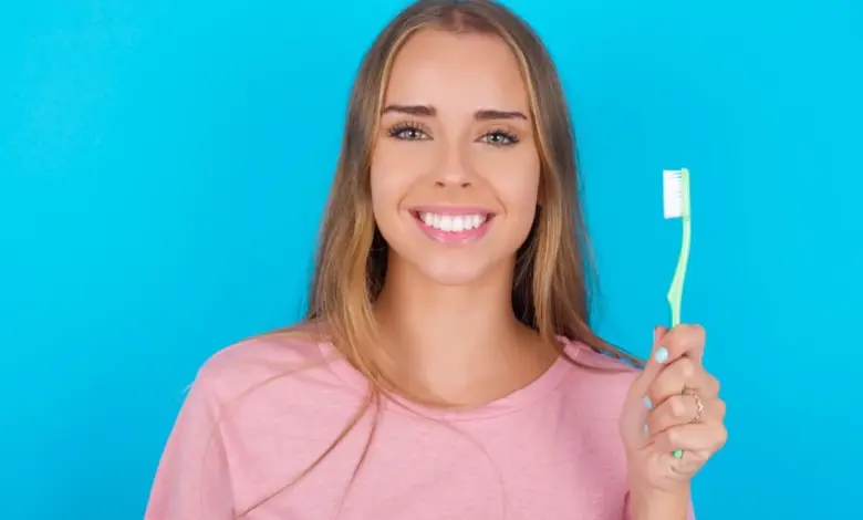 5 sinais de que está na hora de trocar a escova de dentes