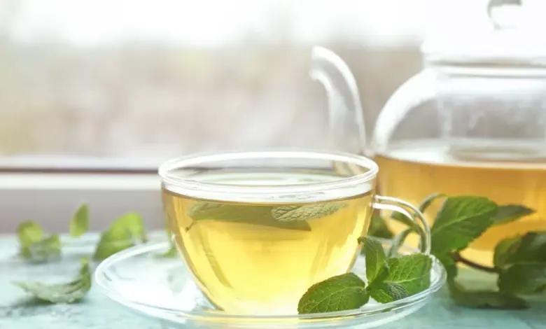 Chá de melissa: veja 8 benefícios para a saúde