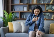 Dor no peito nem sempre é igual: 5 mitos e verdades sobre o sintoma que pode indicar risco ao coração