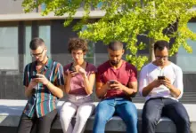 Tech neck: entenda como o uso excessivo de celular afeta a postura