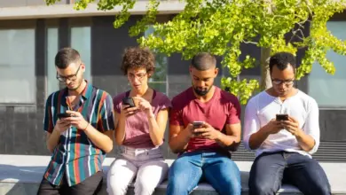 Tech neck: entenda como o uso excessivo de celular afeta a postura