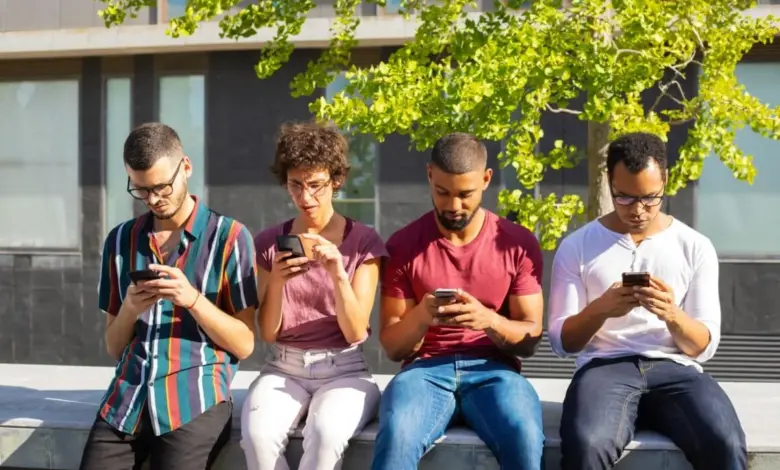 Tech neck: entenda como o uso excessivo de celular afeta a postura