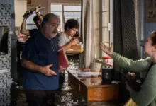 enchente com IA e assassinato no primeiro capítulo