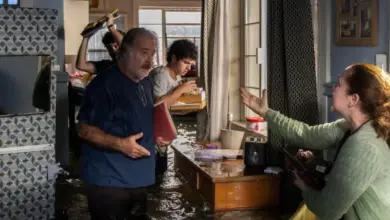 enchente com IA e assassinato no primeiro capítulo