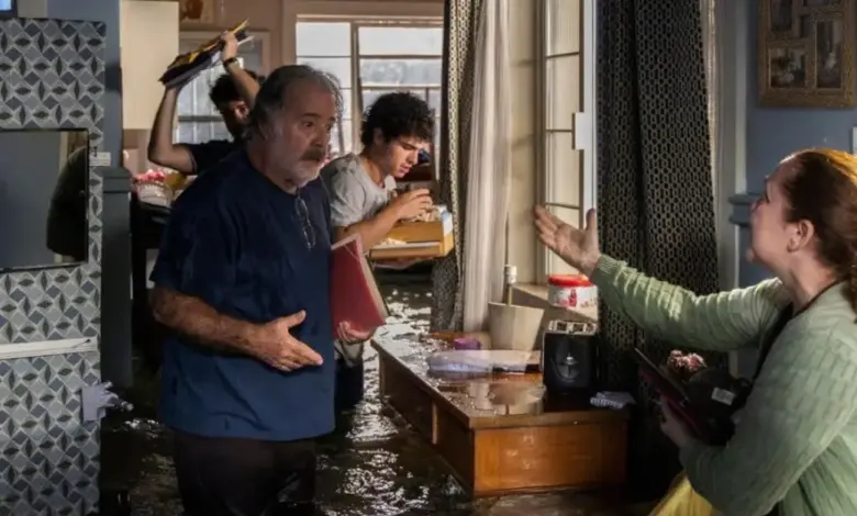 enchente com IA e assassinato no primeiro capítulo