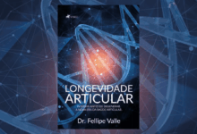 Capa de livro azul escura, com título e nome do autor em branco e com ilustração de DNA no fundo com luz laranja no centro