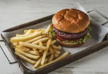 Hambúrguer e batata frita: veja como incluir na dieta sem prejudicar a saúde 