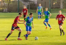 Entorses, lesões musculares e traumas no joelho lideram a lista dos problemas que mais atingem quem joga futebol recreativo (Imagem: frantic00