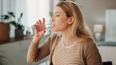 No inverno, a ausência de sede pode mascarar a necessidade do corpo de se manter hidratado diariamente (Imagem: PeopleImages