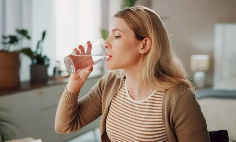 No inverno, a ausência de sede pode mascarar a necessidade do corpo de se manter hidratado diariamente (Imagem: PeopleImages