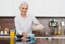 Alguns alimentos podem ser verdadeiros aliados na preservação da massa muscular e da força ao longo do envelhecimento (Imagem: Inside Creative House