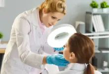 A avaliação dermatológica prévia é indispensável antes de qualquer procedimento estético (Imagem: Studio Romantic